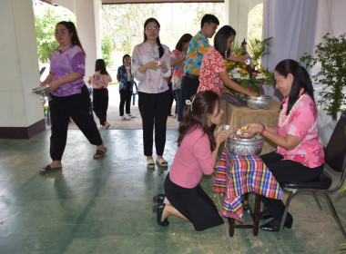 พิธีสรงน้ำพระและรดน้ำ﻿ขอพรเนื่องในประเพณีวันสงกรานต์ ... พารามิเตอร์รูปภาพ 23